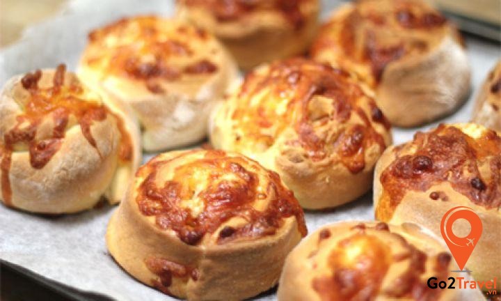 Cheese & bacon roll
