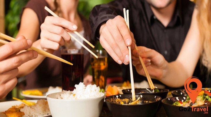 dùng đũa chuyền thức ăn