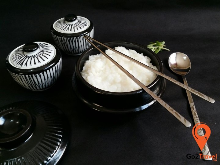 gác đũa ngang miện chén