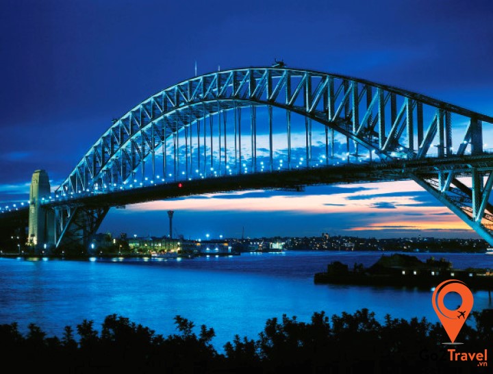 cầu vòm bằng sắt