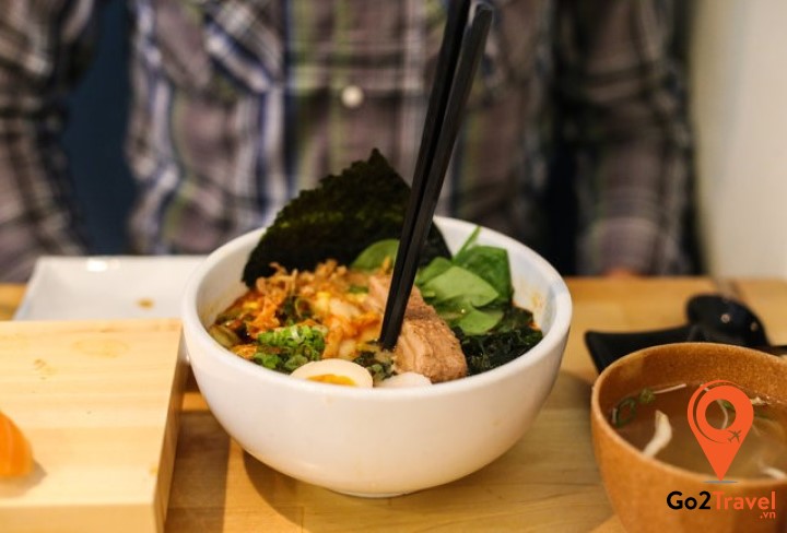 Tránh dùng đầu đũa cắm xuyên qua miếng thức ăn