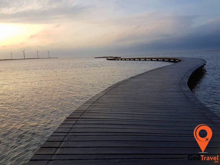 Khi nước lên có thể đi dạo trên cây cầu gỗ dài 800m