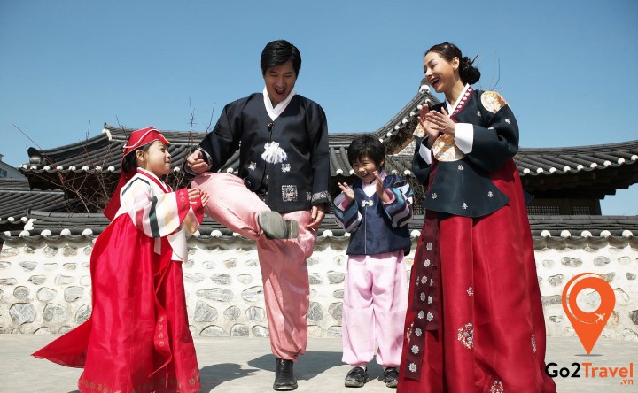 Jegichagi giống với đá cầu ở Việt Nam