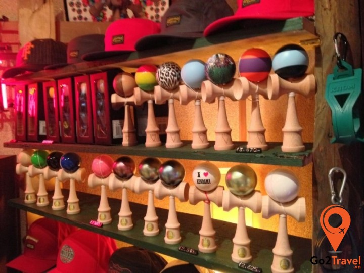 Kendama là một món đồ chơi tung hứng với quả bóng gỗ