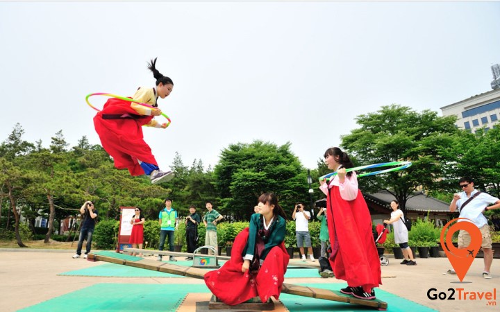 Neolttwigi tương tự bập bênh, nhưng người chơi đứng trên hai đầu bập bênh và nhảy để làm cho người đối diện bay lên cao