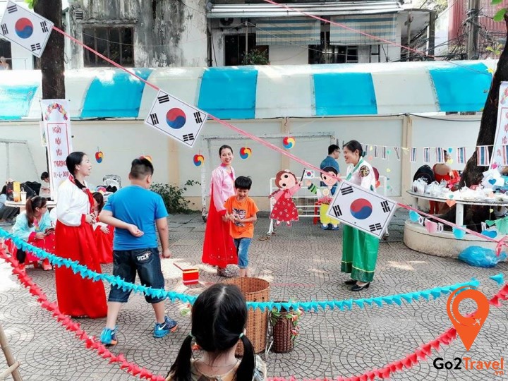 Người chơi sẽ đứng ở một khoảng cách nhất định để ném mũi tên vào một bình lớn khi chơi Tuho