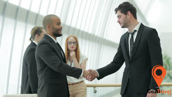 Bắt tay nhẹ nhàng với người đối diện