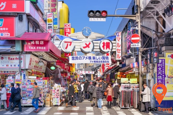 Phố Ameyoko nằm ở Ueno gần công viên Ueno và là nơi tuyệt vời để những người thích săn lùng hàng giá rẻ khám phá