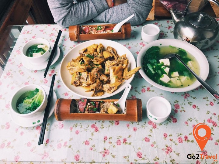 Cơm dẻo có mùi rất thơm, xen lẫn là mùi thanh thanh của ống tre