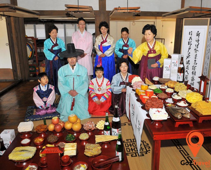 Cũng giống như những quốc gia châu Á khác, người Hàn Quốc cũng cúng bái tổ tiên và thăm hỏi người lớn tuổi trong nhà vào dịp Tết đến