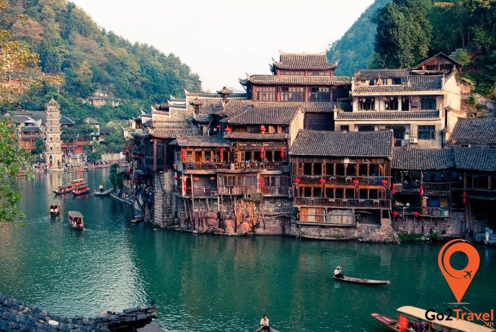 Đà Giang chảy ngang qua thị trấn từ Đông sang Tây, cung cấp nguồn nước cho người dân nơi đây rồi đổ vào sông Ô Giang