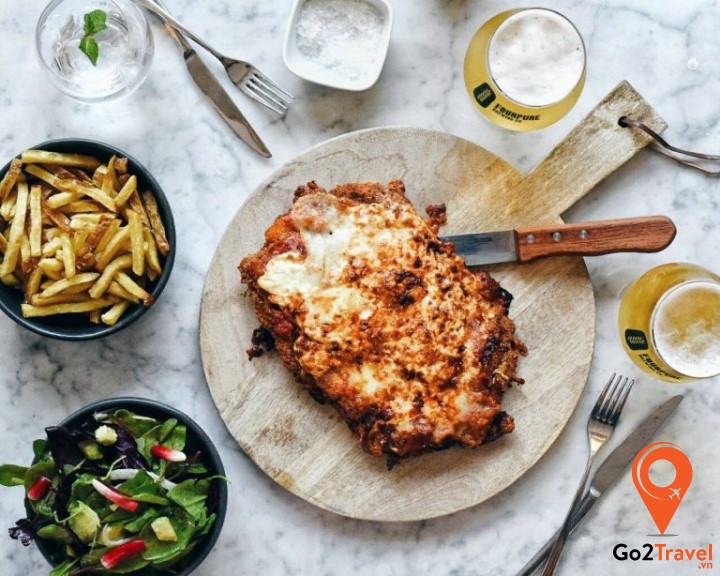  một loại gà rán phủ giăm bông