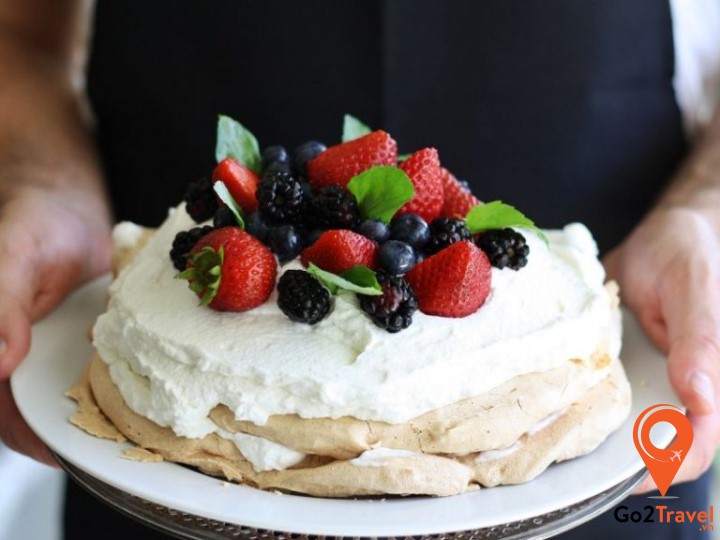 Chiếc bánh Pavlova mềm mịn và nhẹ như mây cùng với vị chua dịu của hoa quả sẽ khiến bạn ăn nhiều mà không ngán