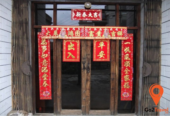 Dán giấy đỏ cắt truyền thống lên cửa sổ