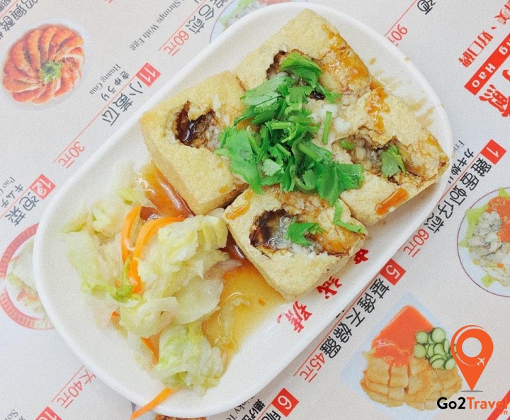 Đậu phụ được để lên men, sau đó rán giòn, thêm nước sốt cay ngọt