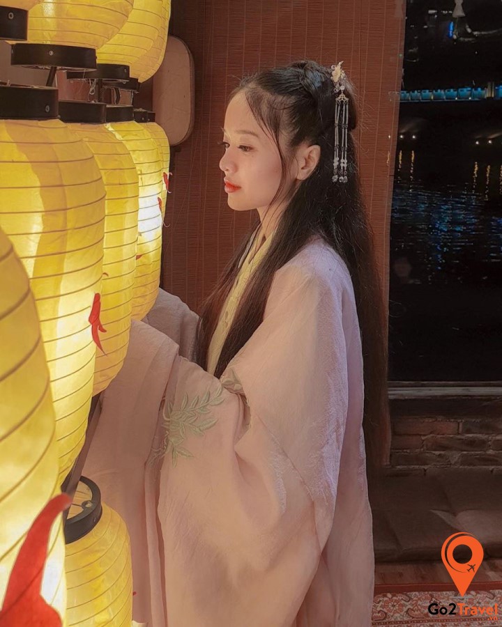 Các bạn gái cũng hay mặc đồ kiểu cổ trang cho phù hợp với phong cảnh của thị trấn cổ