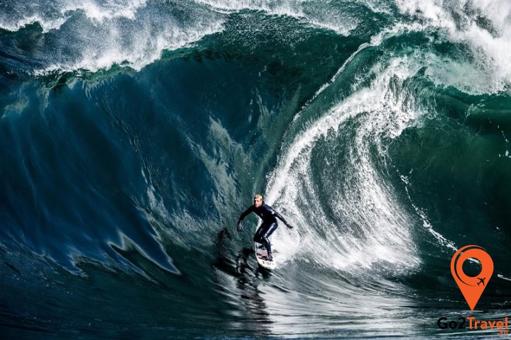 Lướt trên những con sóng khổng lồ tại Shipsterins Bluff