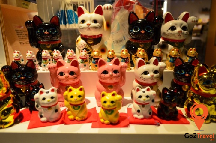 Mèo may mắn Maneki Neko Nhật Bản là một trong những món quà lưu niệm cổ điển nhất của Nhật Bản