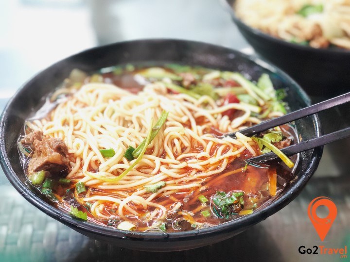 sợi mì dai dai mềm mềm hòa với nước dùng thơm ngọt vị thịt xương