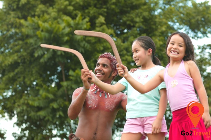 Hãy đến trung tâm Brisbane’s Riverlife Adventure trải nghiệm ném Boomerang