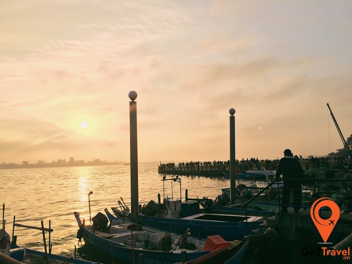 Ngắm hoàng hôn xong thì ngay sau lưng là khu chợ nên có nhiều quán ăn vặt hấp dẫn.