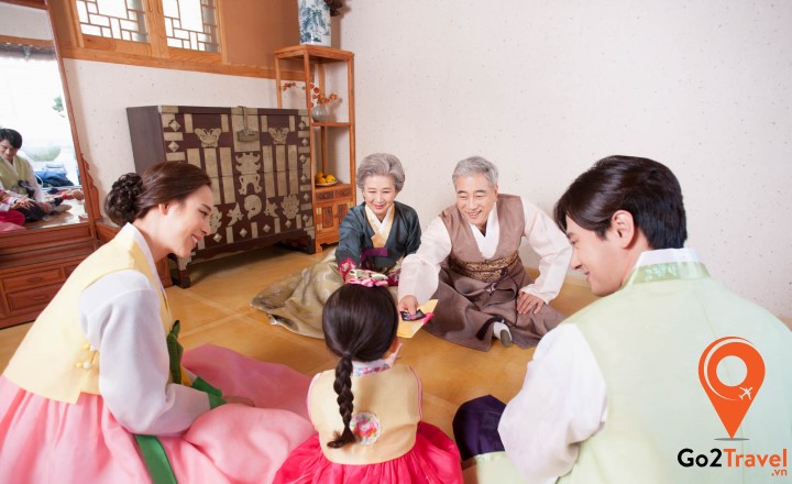 Đây là một nghi thức truyền thống thể hiện sự kính trọng sâu sắc của người trẻ dành cho những người lớn tuổi trong gia đình.