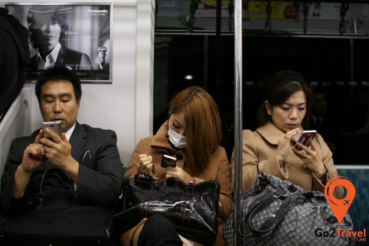 Hạn chế nói chuyện điện thoại trên tàu