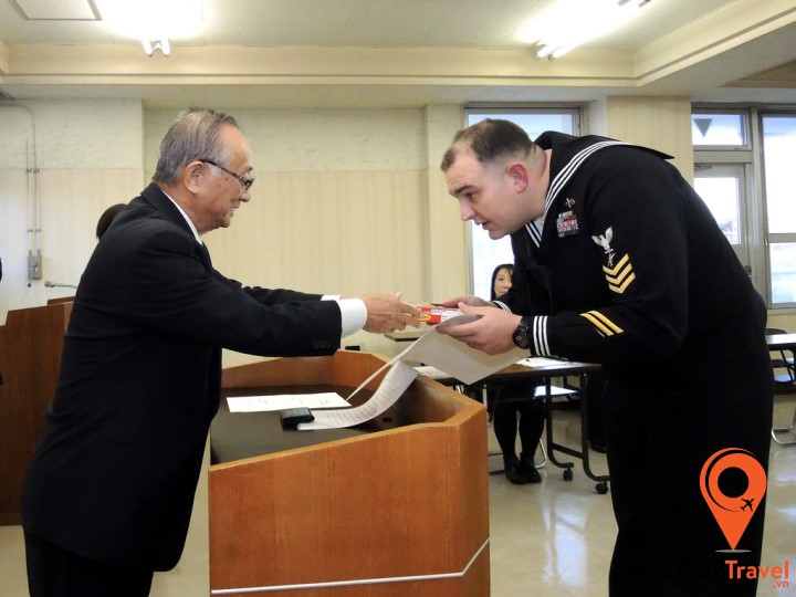 người Nhật cảm thấy không thoải mái khi ôm