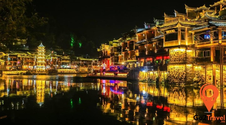 Phượng Hoàng cổ trấn về đêm