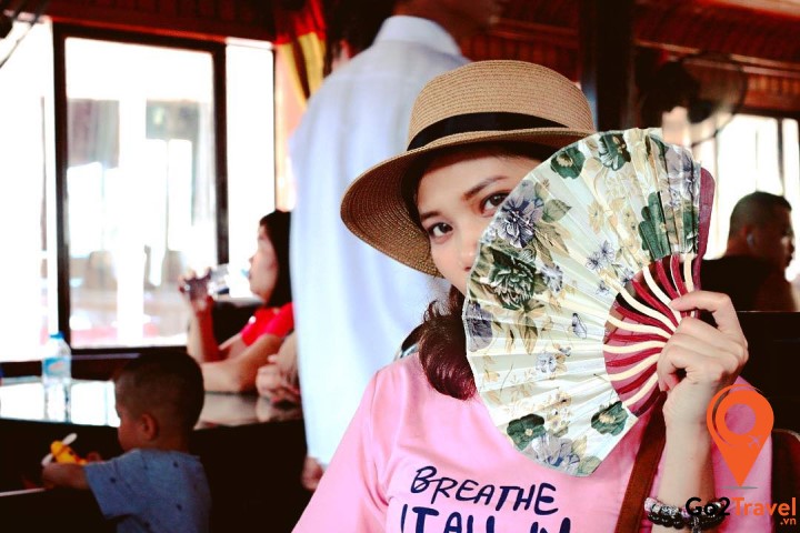 Quạt giấy cũng là món quà ấn tượng khi tới du lịch tại Phượng Hoàng Cổ Trấn