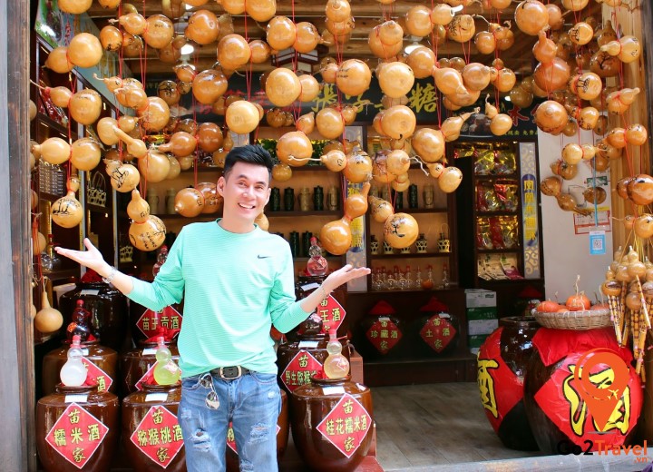 Rượu đựng trong các bình hồ lô độc đáo và ấn tượng