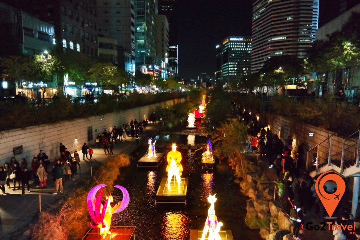 suối Cheonggyecheon lung linh trong đêm