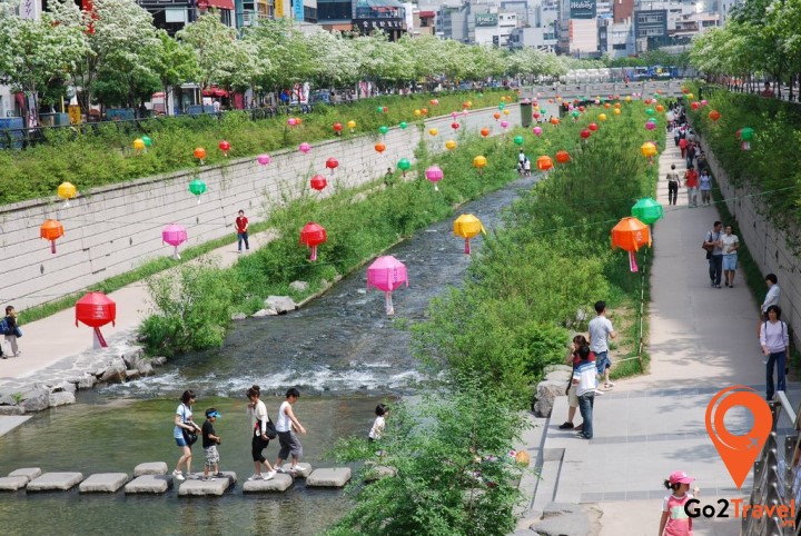 Suối Cheonggyecheon với khung cảnh thơ mộng.