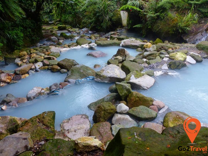 Suối nước nóng ở Dương Minh Sơn rất nhiều khoáng chất nên có màu như sữa