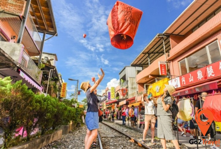 Thả đèn trời cầu may ở làng cổ Thập Phần