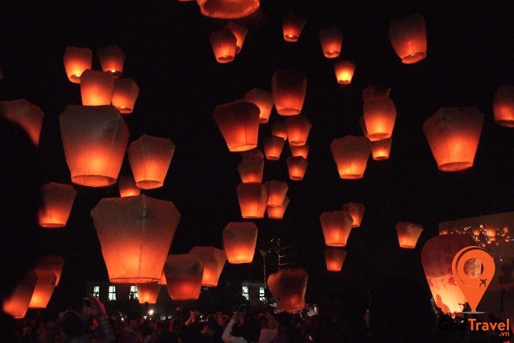 Khung cảnh hàng ngàn chiếc đèn trời lung linh trên bầu trời đêm