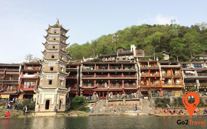 Tháp canh này nằm bên cạnh cổn thành phía Đông của Phượng Hoàng Cổ Trấn