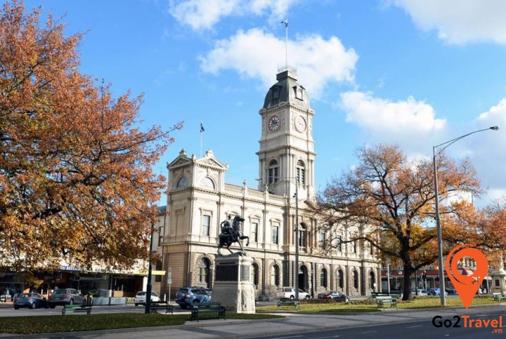 Ballarat là một trong những thị trấn khai thác vàng lớn và nổi tiếng với lịch sử kéo dài từ những năm 1838