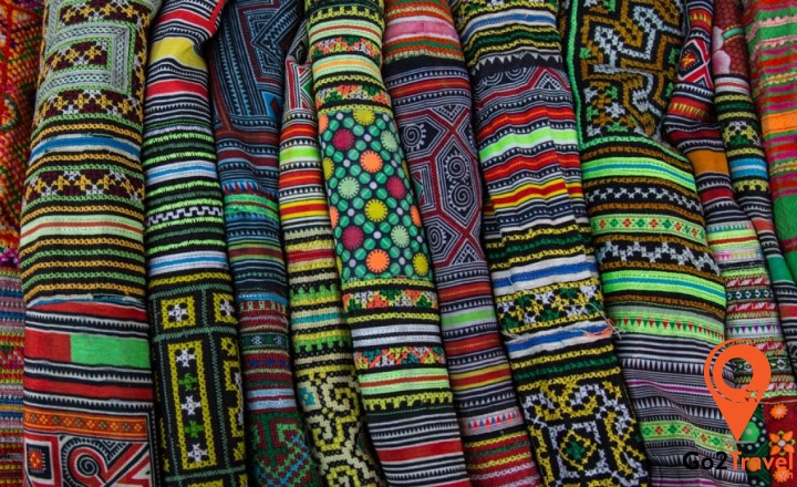 Đồ thổ cẩm họa tiết và màu sắc giữ trọn nét đẹp của thời gian