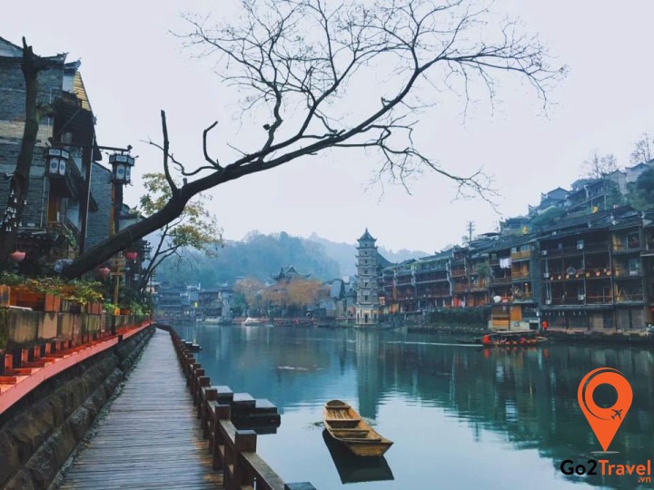 Khách sạn ở Phượng Hoàng cổ trấn có nội thất khá cũ kỹ, các bạn nên lưu ý