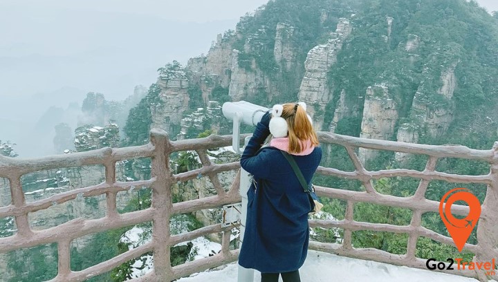 Mùa đông ở Phượng Hoàng Cổ Trấn có tuyết và cực lạnh nên bạn sẽ phải mặc đồ thật ấm áp đấy