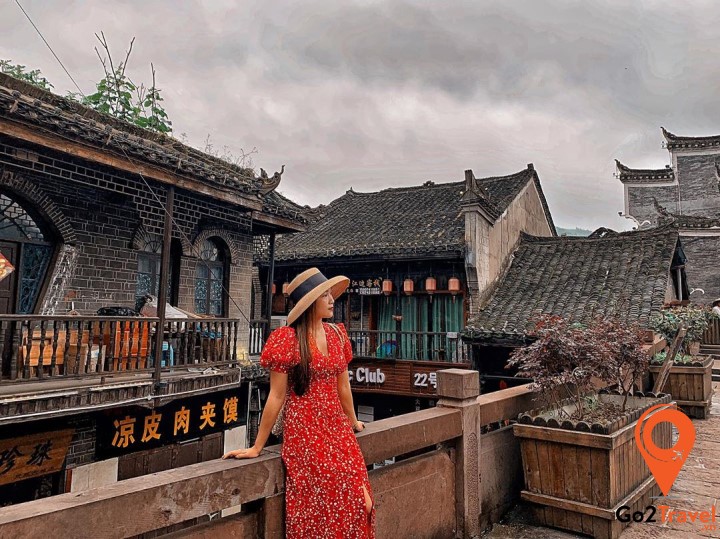 Những chiếc váy dài kiểu vintage là items hợp lý nhất để mặc ở Phượng Hoàng Cổ Trấn vào mùa hè