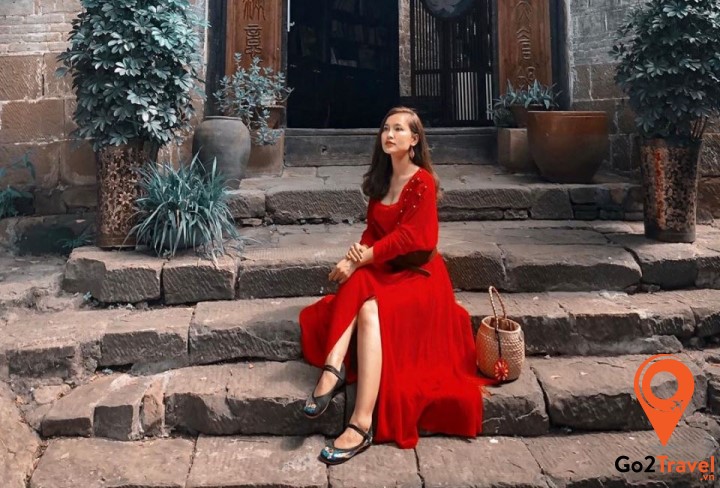 Vào mùa thu, bạn có thể diện những chiếc váy vintage với chất liệu dày dặn và ấm áp hơn một chút