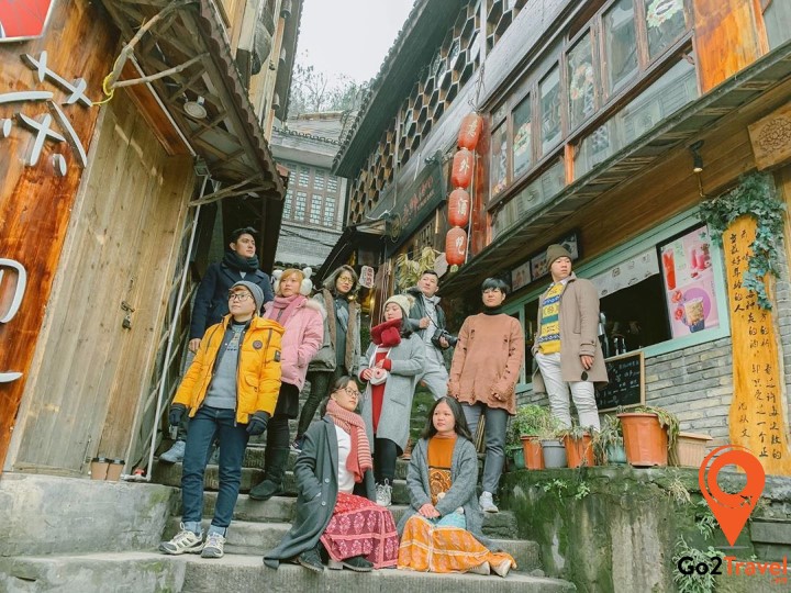 Mùa xuân ở Phượng Hoàng Cổ Trấn, thời tiết còn khá lạnh nên bạn vẫn cần phải mặc đồ ấm áp