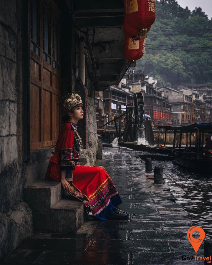 Trang phục của người Miêu ở Phượng Hoàng Cổ Trấn rất xinh và nổi bật