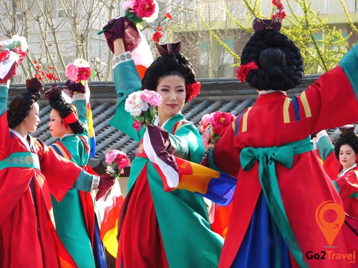 Tết Hàn Quốc thì không thể thiếu các trò chơi dân gian được, đây dường như là nét đặc sắc của người dân nơi đây