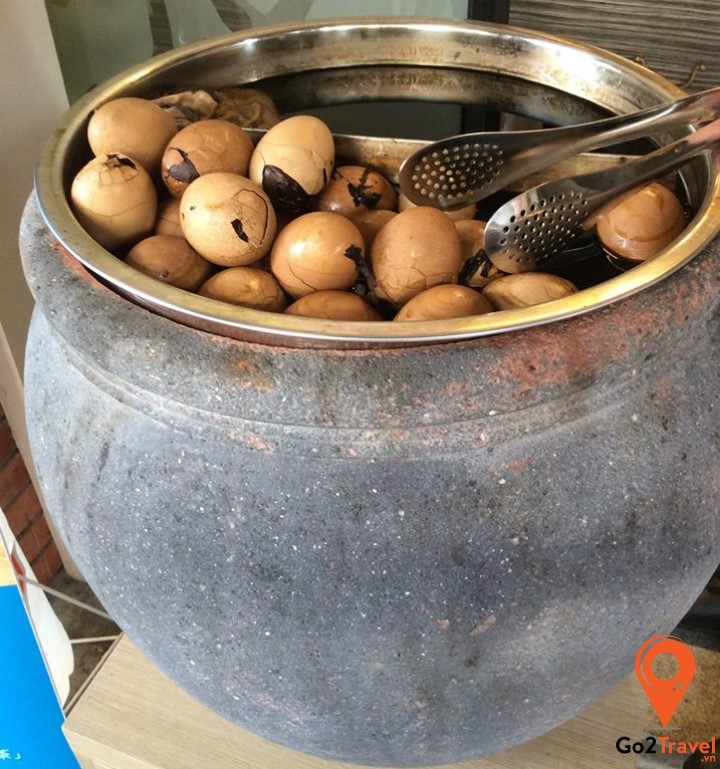 Trứng sắt hay trứng vịt bắc thảo là một món ăn nổi tiếng của Tamsui – Đài Loan