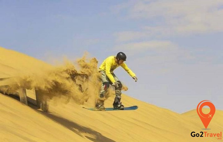 Trượt cát trên bãi cát Little Sahara tại đảo Kangaroo Island