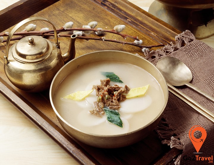 Theo quan niệm của người Hàn, nếu bạn ăn một bát canh bánh gạo tteokguk thì có nghĩa là bạn đã lớn thêm một tuổi.