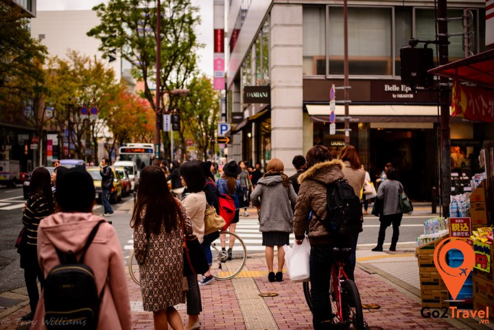 Vừa đi vừa ăn uống